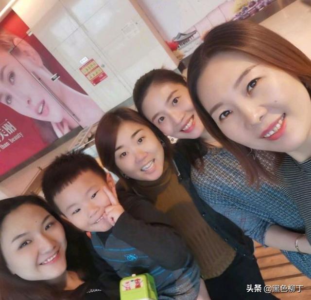 31岁魏秋月近照：用超大宽松衣服遮盖腹部，明年或有好消息？