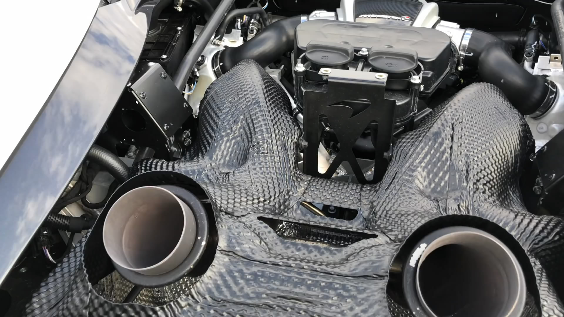 跑车为啥纷纷使用“上出排气”?不怕下雨被淹?