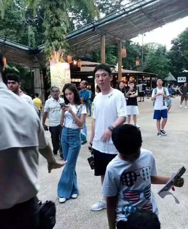没钱了的王思聪，女友长相也变得清汤寡水了，看着令人极度舒适