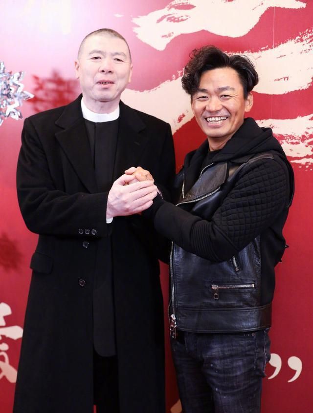 冯小刚是真白，和王宝强张涵予同框皮肤蜡白，像抹了一脸粉底