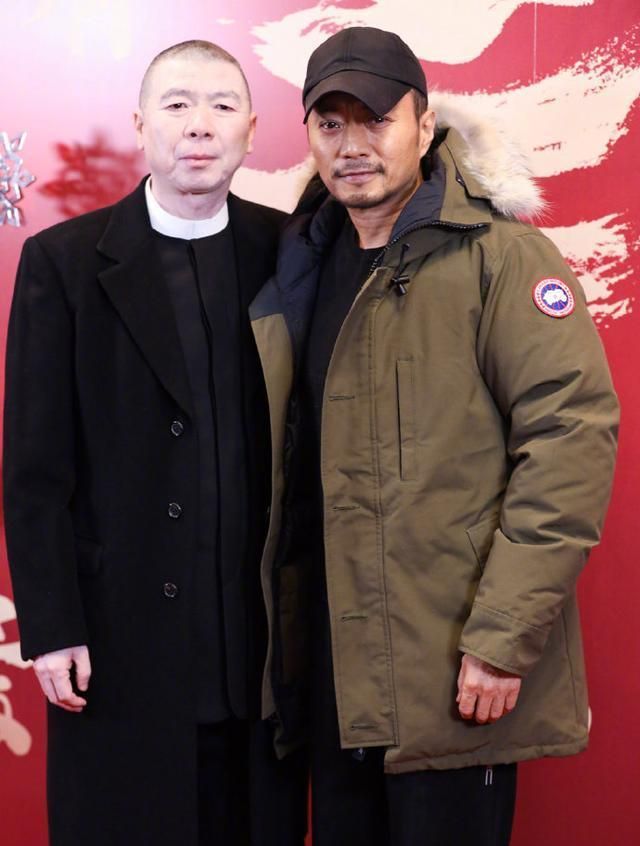 冯小刚是真白，和王宝强张涵予同框皮肤蜡白，像抹了一脸粉底