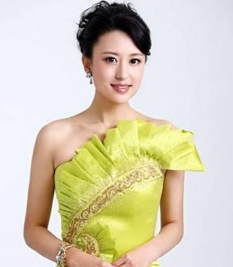 她是著名央视主持人，34岁嫁大20岁富豪做起后妈