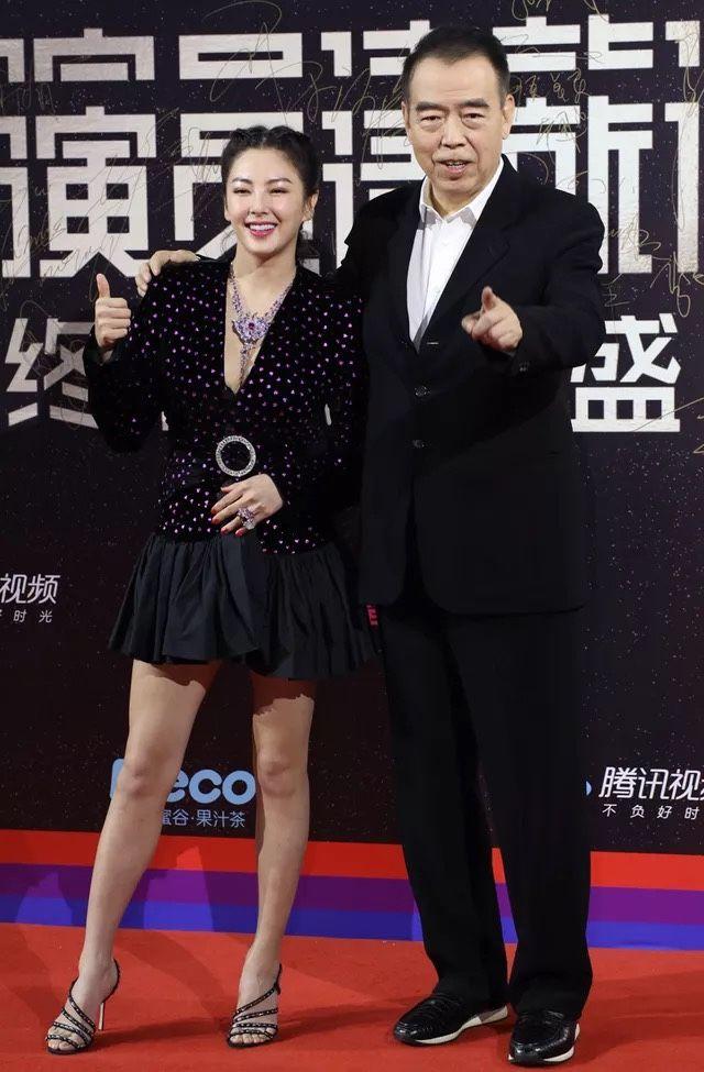 陈凯歌携张雨绮走红毯穿西装型男味十足，老婆台下穿羽绒太低调