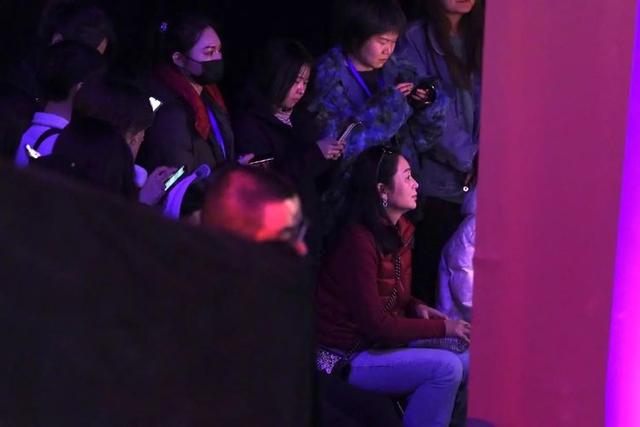 陈凯歌携张雨绮走红毯穿西装型男味十足，老婆台下穿羽绒太低调