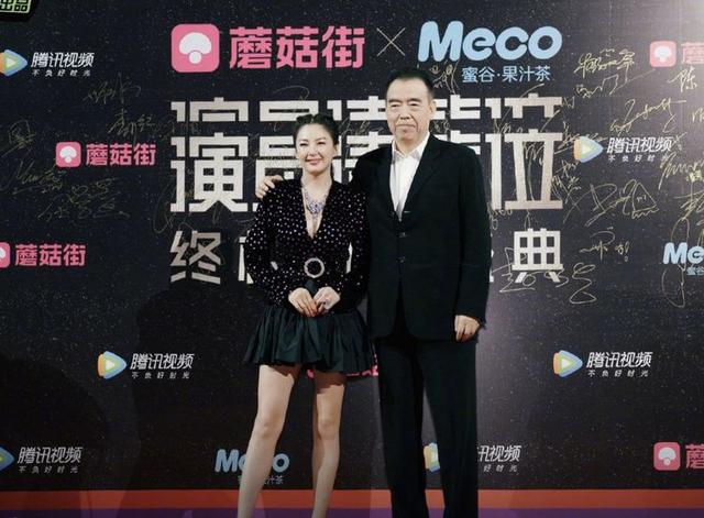 陈凯歌携张雨绮走红毯穿西装型男味十足，老婆台下穿羽绒太低调
