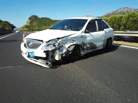 自己撞烂车头，只买了交强和三者及不计免赔险，保险公司会理赔吗