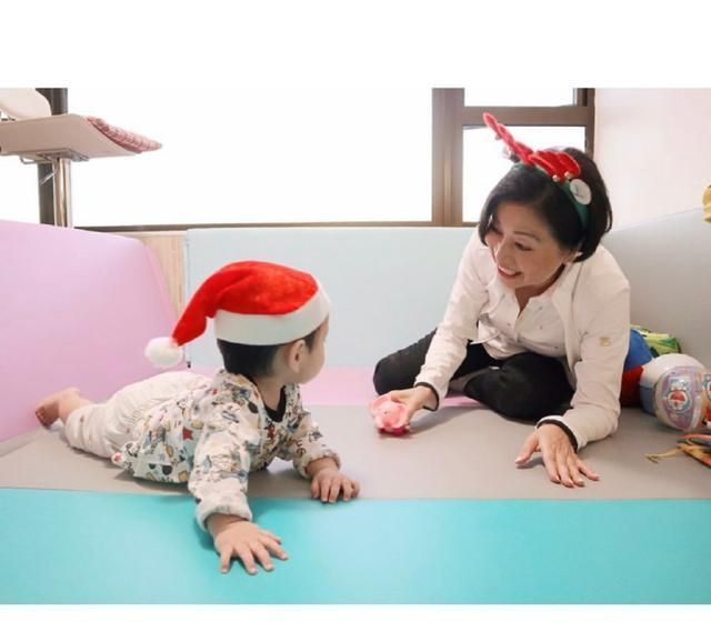 郑嘉颖老婆晒儿子的萌照，Rafa第一次和外婆一起庆祝生日