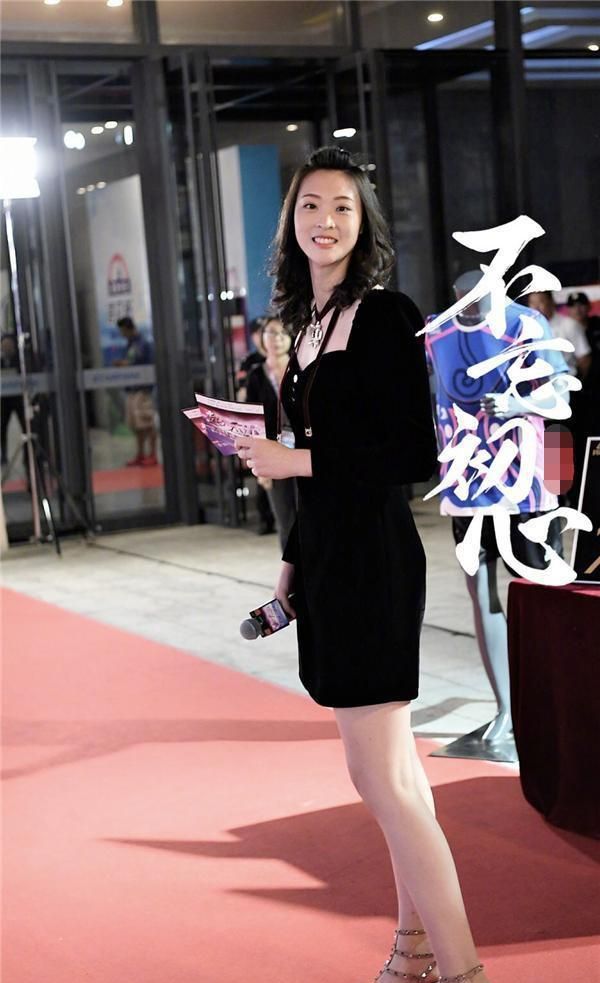 身高192cm的惠若琪出席红毯,穿长裙露出脚踝,气质不输
