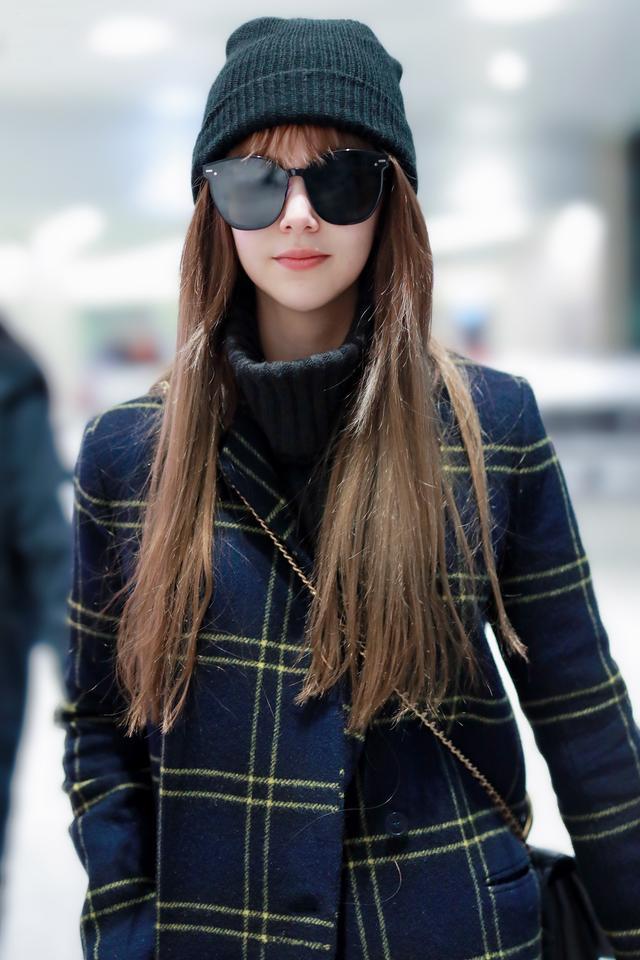 周杰伦26岁娇妻昆凌为电影宣传，和父亲同框，秒变小女孩