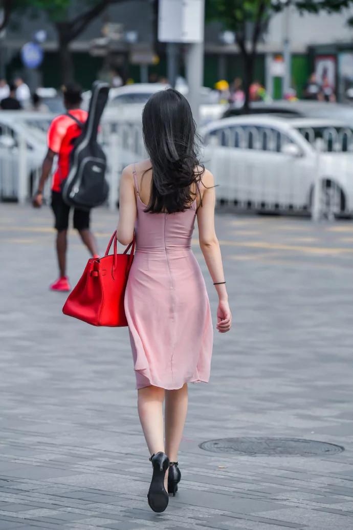 我依旧觉得还是第七图的美女略胜一筹，特别是那双拖鞋