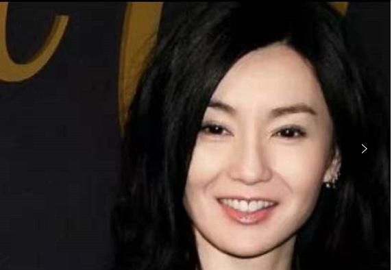 金像奖上尴尬收场，尴尬蹭红毯，三败张曼玉，却逞强自称女王