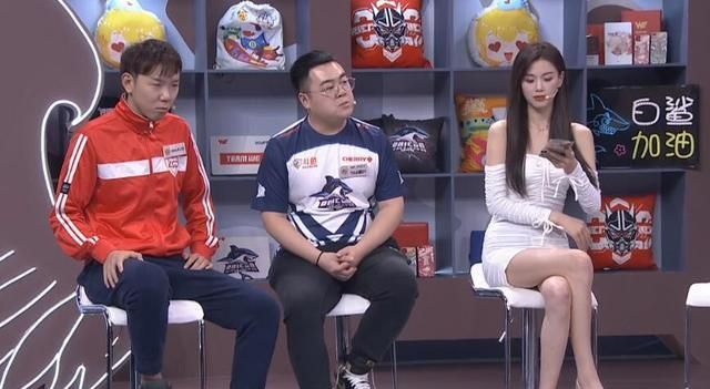 cfpl2021女主持人,2021cfpl女主持 cfpl:斗鱼主场直播间美女助阵,她好像cf角色夜玫瑰