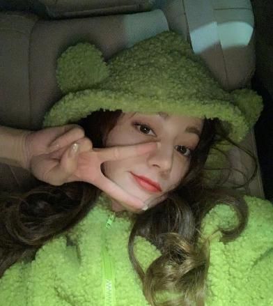 热巴晒剪刀手自拍,穿绿色卡通外套显得活力满满