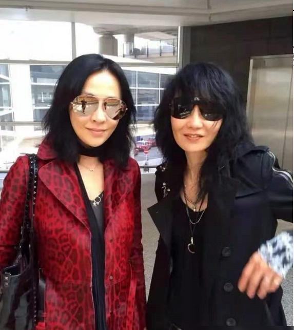 金像奖上尴尬收场，尴尬蹭红毯，三败张曼玉，却逞强自称女王