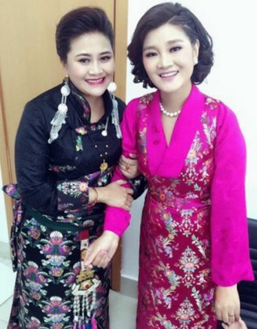降央卓玛全家近照，未婚生子老公185英俊潇洒，送爸妈豪车豪宅