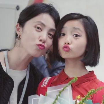黄磊晒多妹照片庆生，有谁注意到对她的称呼，小女儿待遇真不同