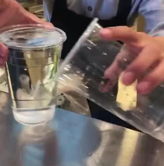 奶茶大小杯的障眼法,把小杯水倒进大杯后,原来被骗了这么久