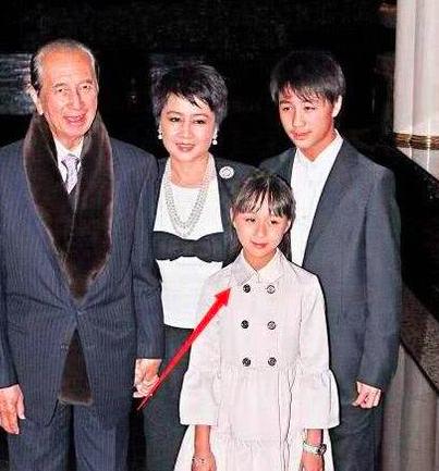 奚梦瑶和小姑子相处融洽，何猷君老婆去买香水，还带上何超欣