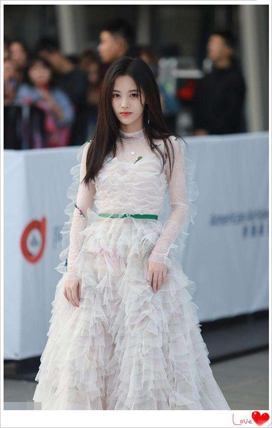 鞠婧祎的身材真是上天眷顾，这腰围跟头围差不多，网友：羡慕不来