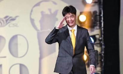 未去足协报道？李霄鹏现身青岛，一众队员儿给宋龙送祝福