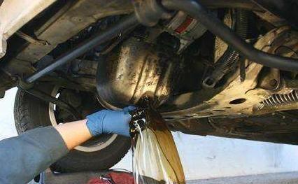 五千公里必换机油是真是假？听4S店说完，老外竟然笑了？