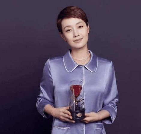 马伊琍更新微博：如果男人爱的不是你的灵魂，那就立刻让他滚！