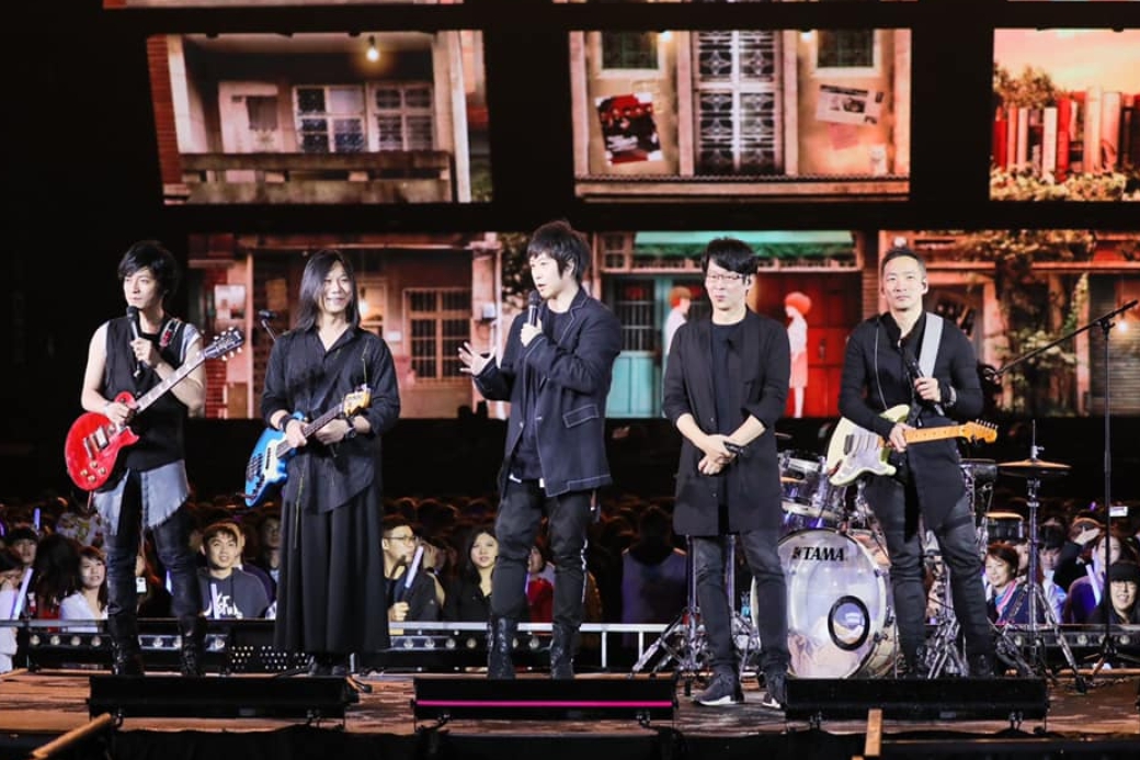 新婚7个月，夏于乔挺孕肚现身五月天演唱会！