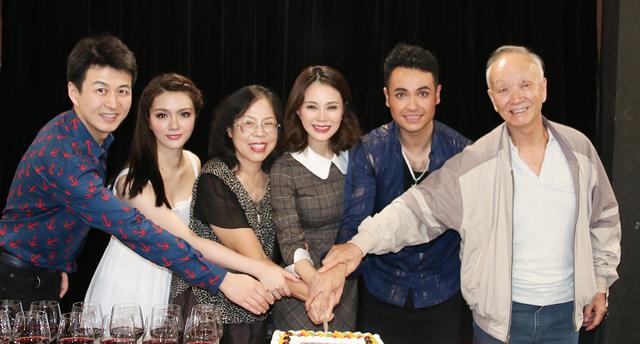 袁立前夫赵岭近照曝光，45岁依旧温柔又绅士，二婚娶娇妻生活幸福