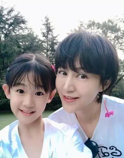 鲍蕾晒女儿，十一岁的贝儿像极了妈妈，妹妹五官精致的像陆毅