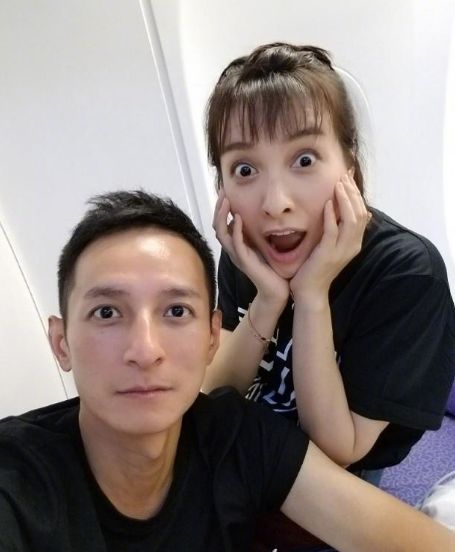 李维嘉和吴昕因飞机延误，晒素颜自拍解闷，表情搞笑雷人