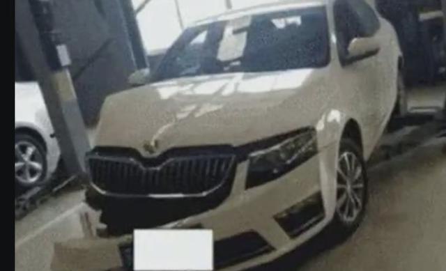 新车放到4S店保养，却被撞得面目全非，4S店：交3万给你换新车