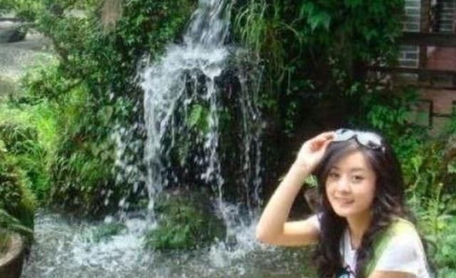 有种“整容”叫赵丽颖，10多年前旅游照被扒，乡土味重太路人