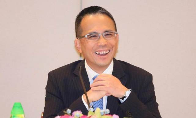 李嘉诚孙子不敢真面目示人，霍英东曾孙却随意出门，根本不怕绑架