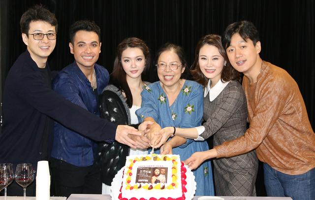 袁立前夫赵岭近照曝光，45岁依旧温柔又绅士，二婚娶娇妻生活幸福