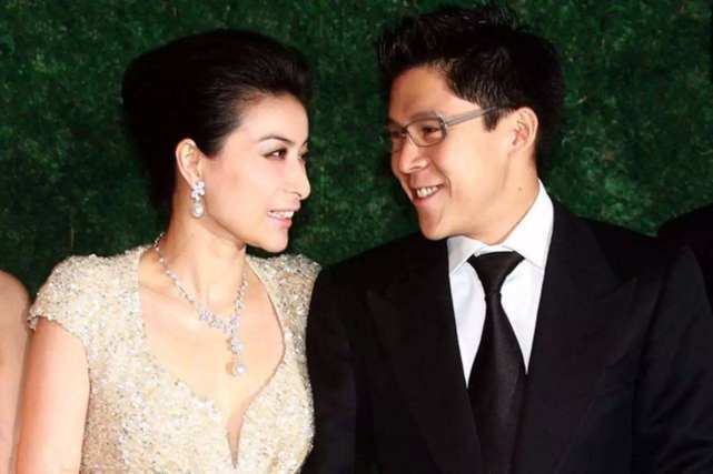 李嘉诚孙子不敢真面目示人，霍英东曾孙却随意出门，根本不怕绑架