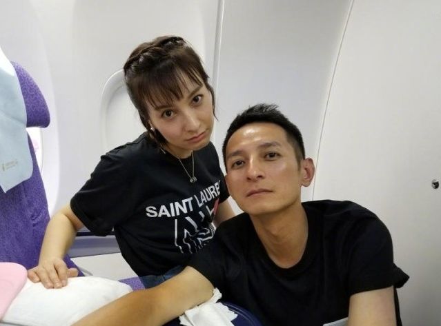 李维嘉和吴昕因飞机延误，晒素颜自拍解闷，表情搞笑雷人