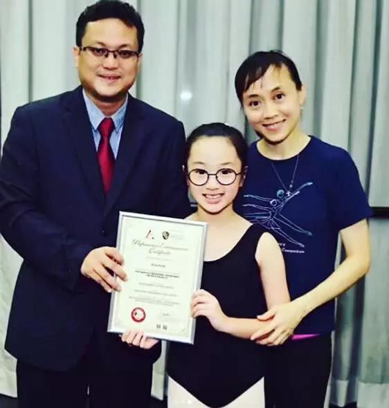 吴尊女儿晒芭蕾舞比赛照片，穿红色舞裙耀眼如公主却止步决赛