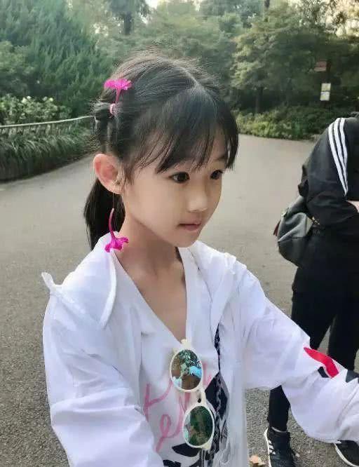 鲍蕾晒女儿，十一岁的贝儿像极了妈妈，妹妹五官精致的像陆毅
