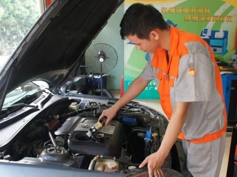 汽车做保养时你在贵宾室喝茶看电视？汽修工的回答啪啪打脸