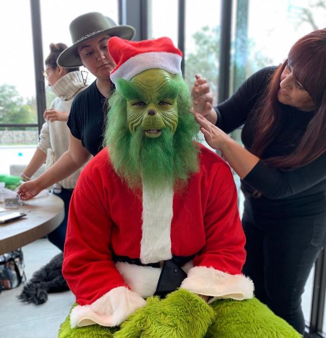 库里携妻子出席圣诞活动,cosplay绿毛怪格林奇"