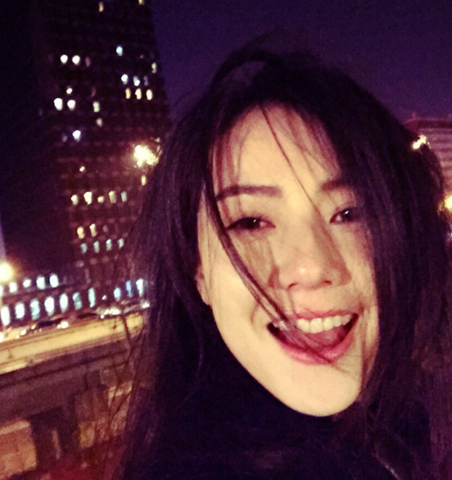 高圆圆冬至闹市录节目，路人镜头下纤细身材如少女，颜值超能打！