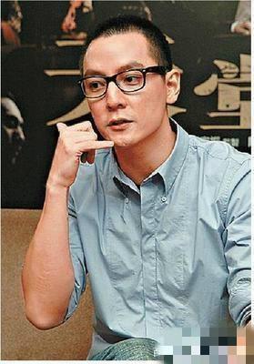 黄晓明晒自拍，眼神忧郁十分俊俏，头发却越来越稀少