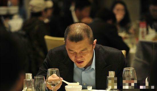 黄晓明晒自拍，眼神忧郁十分俊俏，头发却越来越稀少
