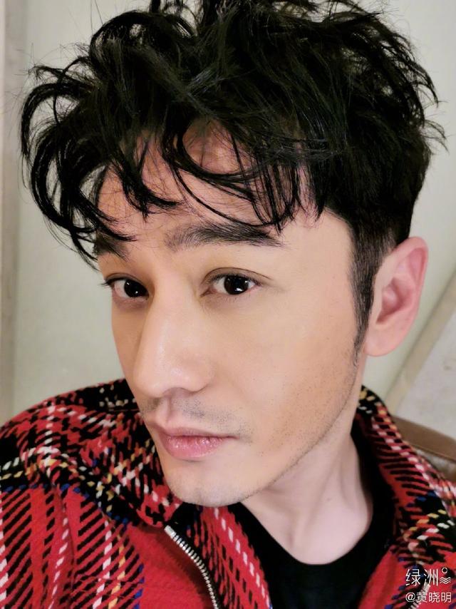 黄晓明晒自拍，眼神忧郁十分俊俏，头发却越来越稀少