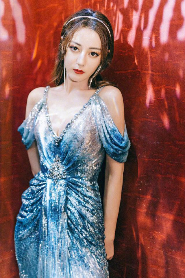 迪丽热巴性感起来要人命呢!一身水蓝修身裙若美人鱼,趴着更妖娆