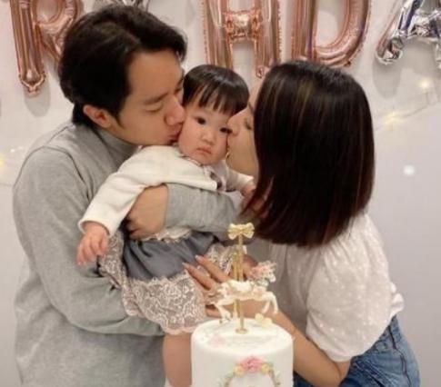 王祖蓝为女儿庆生，女儿脸都被亲变形了，网友：鉴定完毕是亲生的