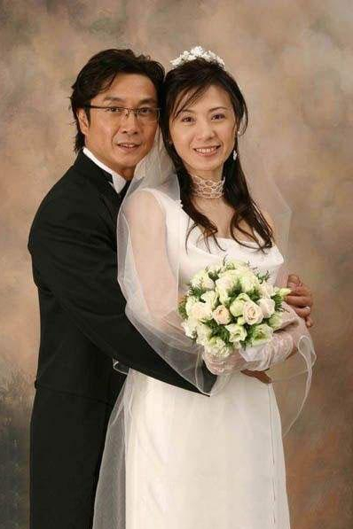 他是《鹿鼎记》陈近南，出道48年无绯闻，与小20岁空姐闪婚