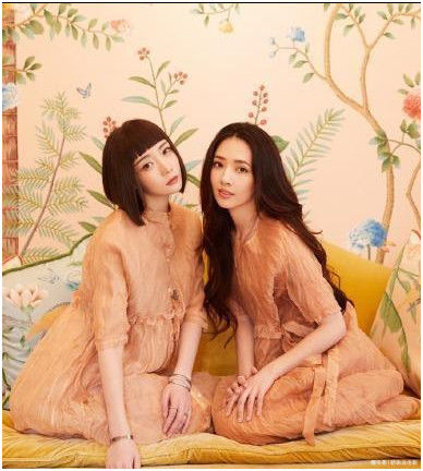 高晓松小19岁前妻近况，创潮牌收入不菲，郭碧婷摆摊为其卖货