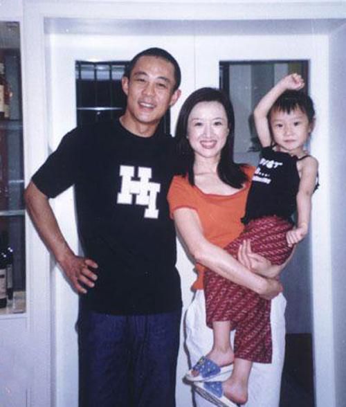 52岁侯勇近照，三段婚姻，第一任妻子最美也最惨，今迎娶20岁娇妻