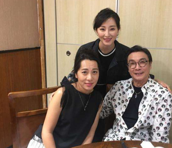 他是《鹿鼎记》陈近南，出道48年无绯闻，与小20岁空姐闪婚